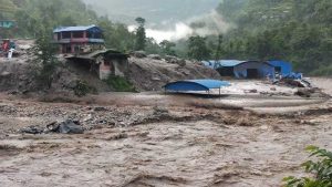 भोटेकोशी नदीको बाढीले १५ घर बगायो, १९ भन्दा बढी सम्पर्क बाहिर