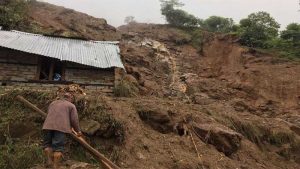 उनी कतारमा, गाउँमा पहिरोले परिवारै सखाप