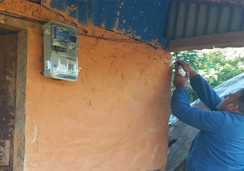 सिकौं जन्मदिन मनाउन : वडाध्यक्षको जन्मदिनमा सोममायाको घरमा बल्यो बिजुली बत्ती
