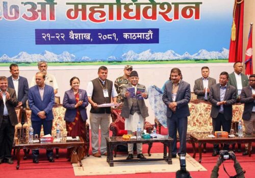 प्रधानमन्त्रीद्धारा बिडारी र खड्काको ‘आमसञ्चारको परिचय’ विमोचन