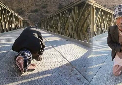 जब ९८ वर्षीय नन्दबहादुरले टोपी झिकेर पुललाई ढोगे…